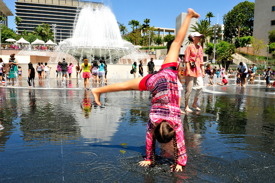 girl-at-the-fountain
